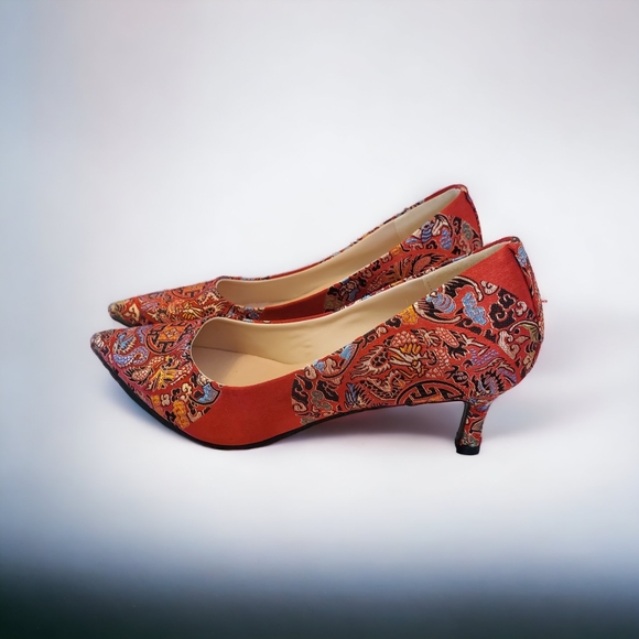 Chinese red embroidered shoes - Picture 3 of 4